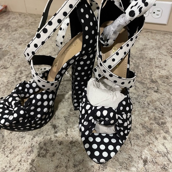 Shoes - Picture 7 of 8